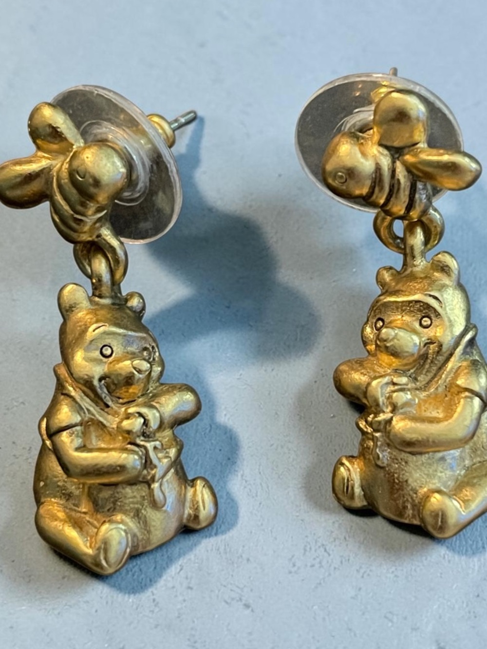 Disney vintage Gold Winnie-the-Pooh Bee Drop Earrings - like new